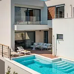 Sara Villa *